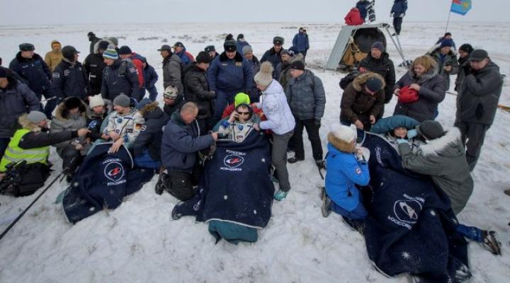 Trzej astronauci po lądowaniu na stepie w Kazachstanie (fot. NASA HQ PHOTO/Twitter)