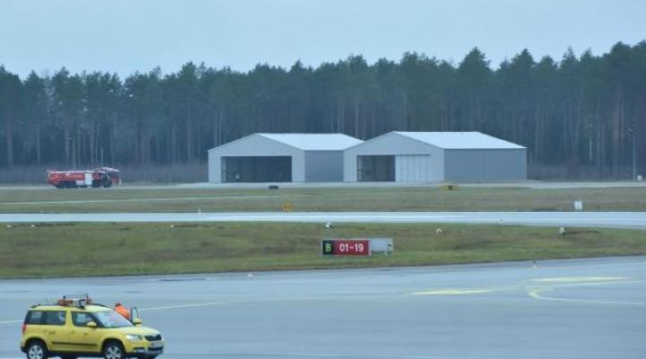Dwa hangary dla małych i średnich samolotów na lotnisku Olsztyn Mazury (fot. warmia.mazury.pl)