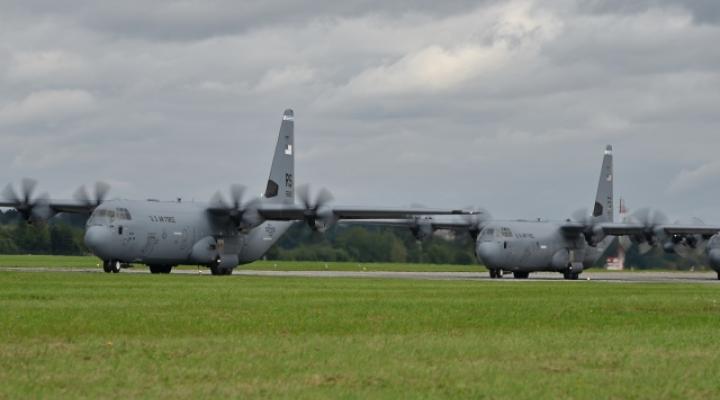 Dwa samoloty C-130J Hercules na lotnisku w Powidzu (fot. Luiza Wawrzyniak-Kozera)