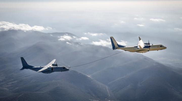 Dwa samoloty C295 podczas "mokrego testu", zakończonego powodzeniem (fot. Airbus)