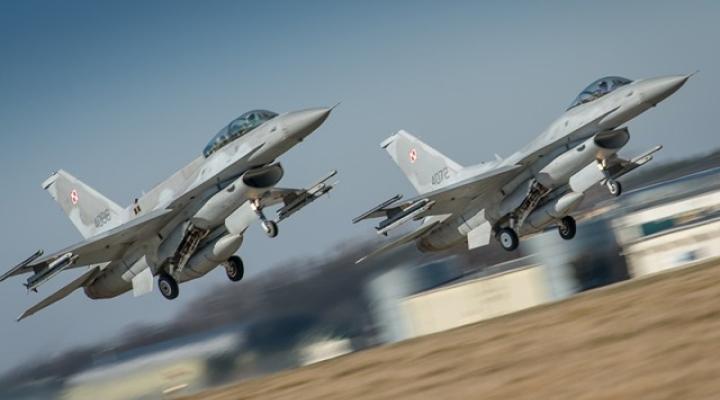 Dwa samoloty F-16 (fot. st. chor. sztab. mar. Arkadiusz Dwulatek / CC DORSZ)