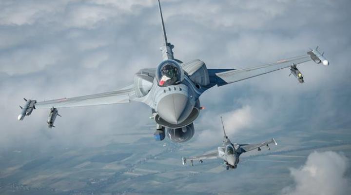 Dwa samoloty F-16 w locie - widok z przodu - flaga w kokpicie (fot. Piotr Łysakowski)