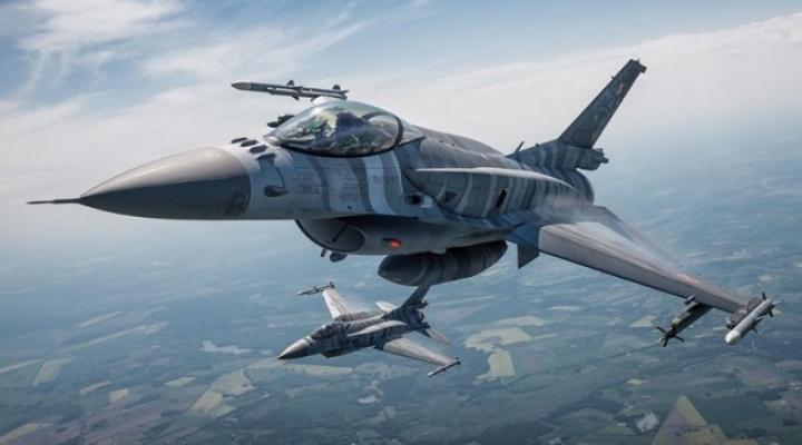 Dwa samoloty F-16 w tygrysim malowaniu w locie (fot. Piotr Łysakowski)