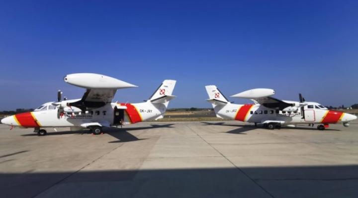 Dwa samoloty patrolowo-rozpoznawcze L-410 Straży Granicznej na płycie lotniska - widok z boku (fot. strazgraniczna.pl)