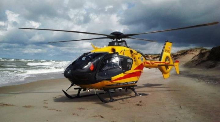 EC135 Lotniczego Pogotowia Ratunkowego na plaży nad morzem (fot. LPR)