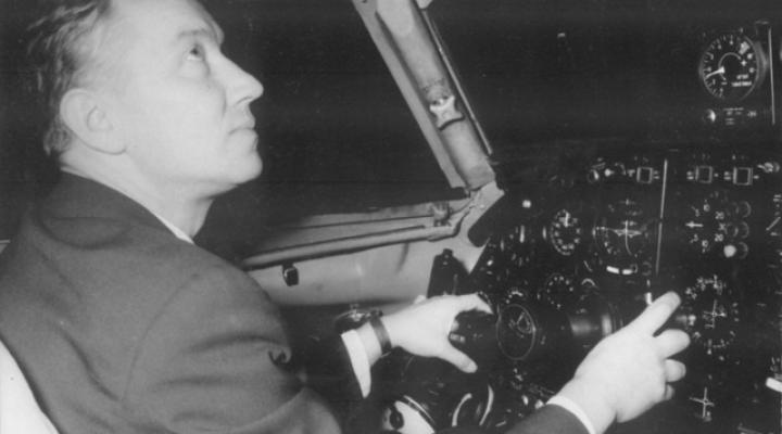 Edward Makula w kabinie samolotu pasażerskiego (fot. archiwum Grzegorza Brychczyńskiego)