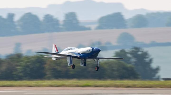 Elektryczny samolot "Spirit of Innovation" w locie nad pasem startowym (fot. Rolls-Royce)