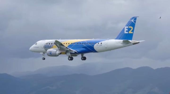 Embraer E175-E2 w locie - widok z boku (fot. kadr z filmu na youtube.com)