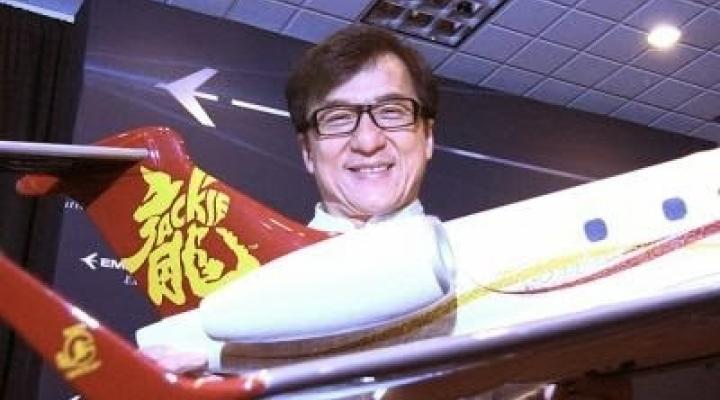 Jackie Chan promujący produkty Embraera
