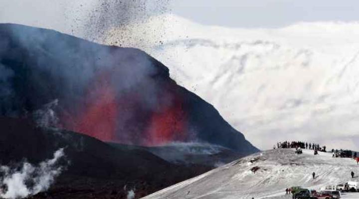 Erupcja wulkanu w pobliżu lodowca Eyjafjallajokull, na południu Islandii 