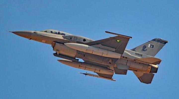 F-16D w locie należący do Pakistan Air Force (fot. Tomás Del Coro/CC BY-SA/Wikimedia Commons)
