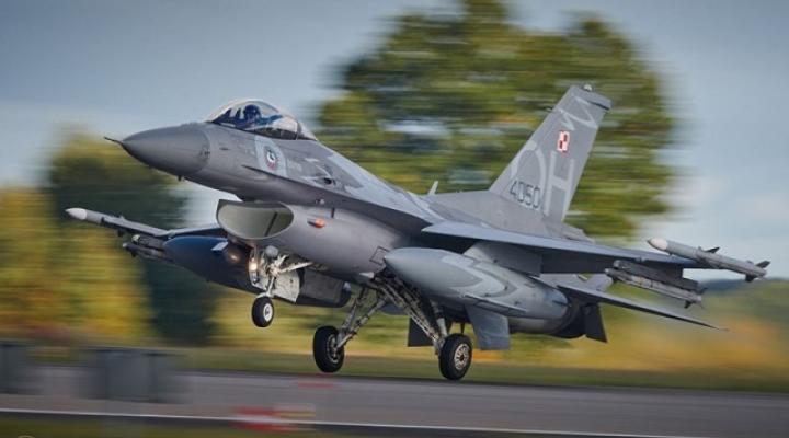 F-16 - start - widok z bliska z ukosa (fot. Piotr Łysakowski)
