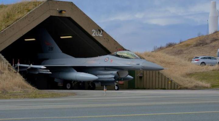 F-16 Norweskich Sił Powietrznych w bazie lotniczej w Bodoe (fot. NATO)
