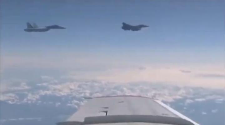F-16 podczas rozpoznania rosyjskiego samolotu Su-27 (fot. kadr z filmu na youtube.com)