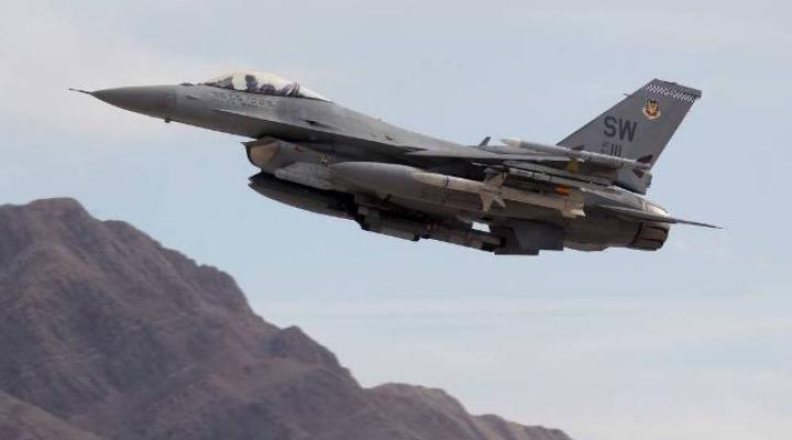 F-16 startuje z bazy lotniczej Nellis w Las Vegas (fot. reviewjournal.com)
