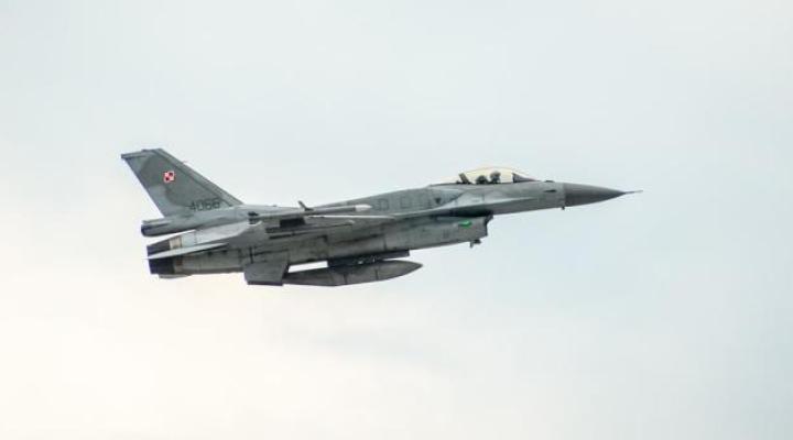 F-16 w locie - widok z boku (fot. Ministerstwo Obrony Narodowej)