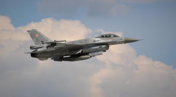F-16 w locie - widok z boku (fot. kpt. Michał Kolad)