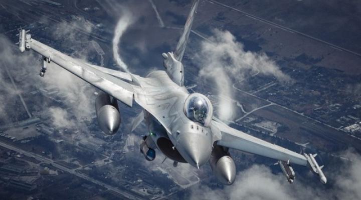 F-16 w locie - widok z góry z przodu (fot. Piotr Łysakowski)