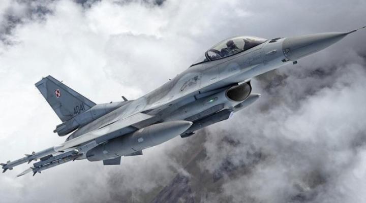 F-16 w locie na tle chmur - widok z bliska (fot. CO MON)