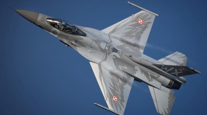 F-16 w malowaniu okazjonalnym - sylwetka kruka (fot. Piotr Łysakowski)