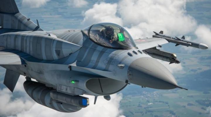 F-16 w "tygrysim" malowaniu w locie - widok z bliska z ukosa (fot. Piotr Łysakowski)