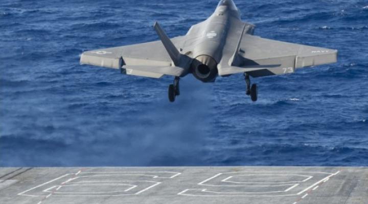 F-35 - start z lotniskowca - widok z tyłu (fot. navy.mil)