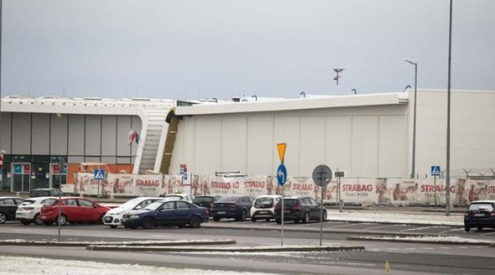Fasada nowej części terminala Portu Lotniczego Lublin (fot. swidnik.pl)