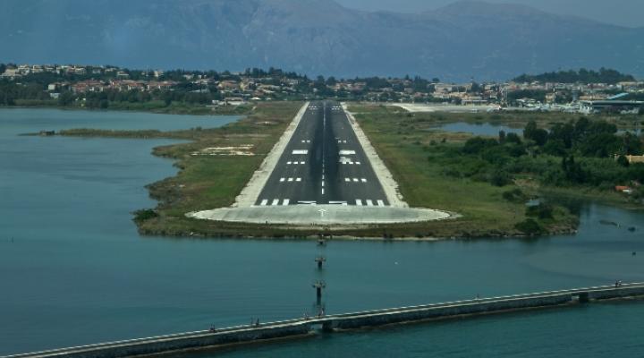 Końcowe podejście do lotniska LGKR (Corfu), fot. Flo Weiss, wikipedia.org
