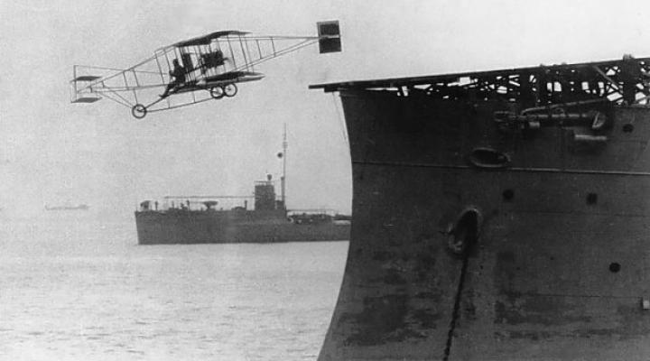 Ely startuje z USS "Birmingham", 14 listopada 1910 (fot. pl.wikipedia.org)