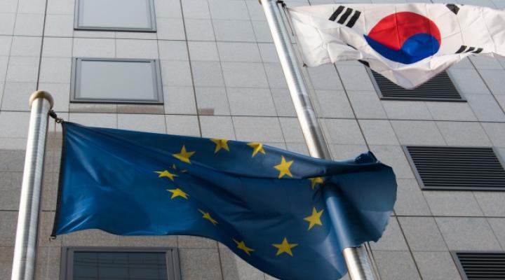 Flaga Unii Europejskiej i Korei Południowej (fot. Komisja Europejska/Twitter)