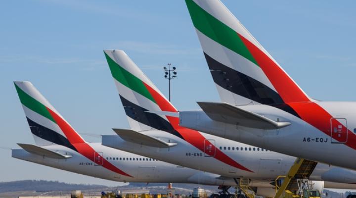Flota samolotów Emirates na płycie lotniska (fot. Emirates)