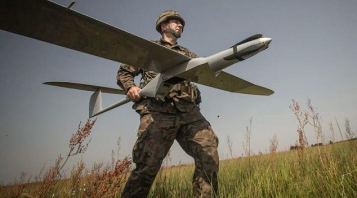FlyEye - bezzałogowiec w rękach żołnierza (fot. DWOT)