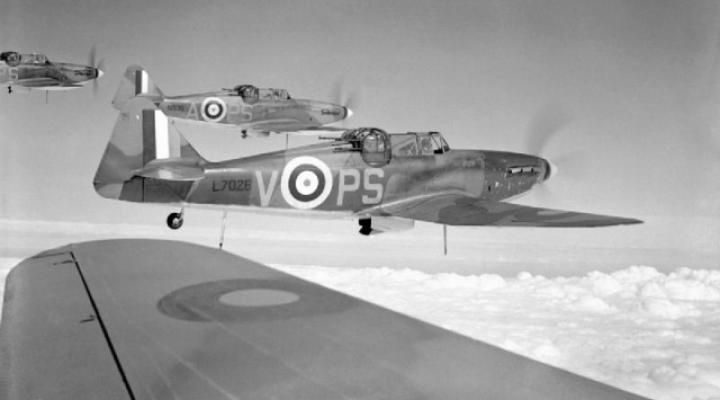 Formacja Defiantów z 264. Eskadry RAF-u (fot. B.J. Daventry, Royal Air Force/Domena publiczna/Wikimedia Commons)