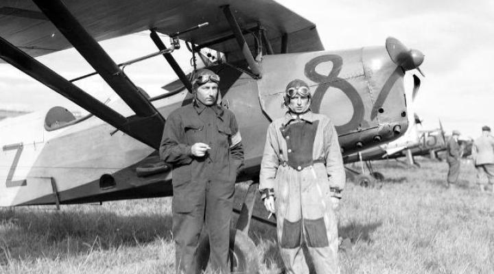Pilot Franciszek Janik (z lewej) w Załodze samolotu RWD-8, podczas VII Lotu Południowo - Zachodniej Polski (fot. nac.gov.pl)