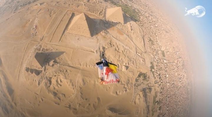 Fred Fugen leci w wingsuitcie nad piramidami w Gizie (fot. kadr z filmu redbull.com)
