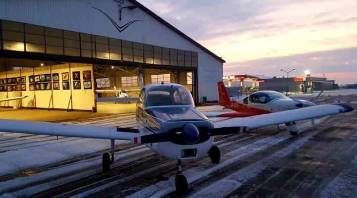 Fuji Aero Subaru FA-200-180 i Viper SD4 przed hangarem (fot. Fundacja Nasz Aeroklub)