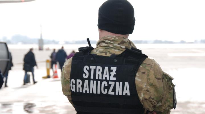 Funkcjonariusz Straży Granicznej na lotnisku w Gdańsku (fot. MOSG)