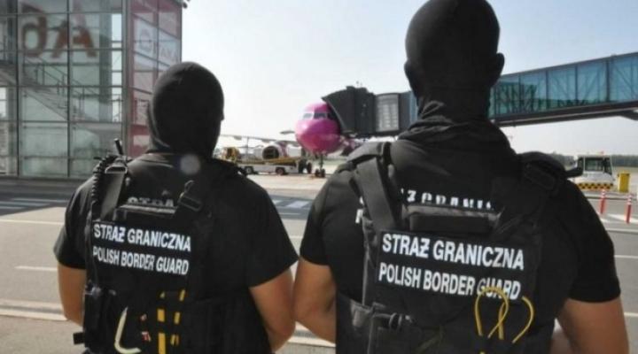 Funkcjonariusze Zespołu Interwencji Specjalnych Straży Granicznej na lotnisku we Wrocławiu (fot. nadodrzanski.strazgraniczna.pl)