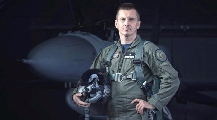Gen. bryg. pil. Ireneusz Nowak przy samolocie (fot. Piotr Łysakowski)