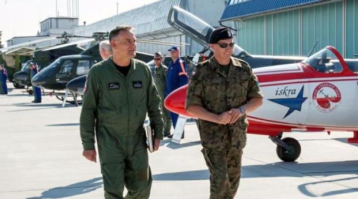 Generał Różański w 4 Skrzydle Lotnictwa Szkolnego (fot. Marta Serafin)