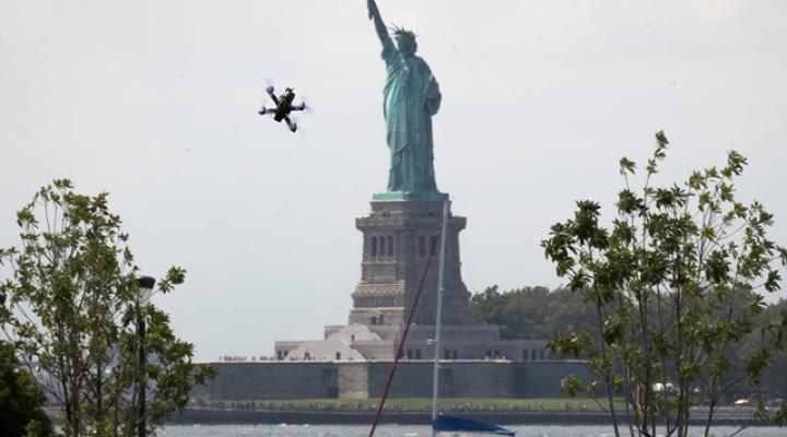 Dron wokół Statuy Wolności