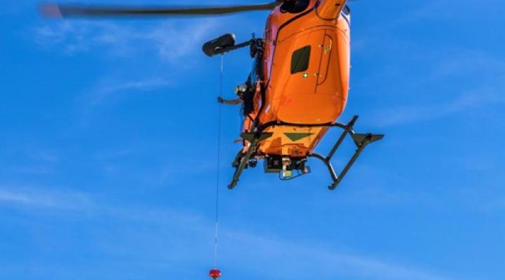 H135 w locie podczas akcji ratowniczej (fot. Christian Keller/Airbus)