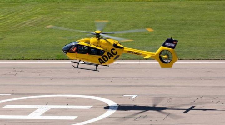H145 - pięciołopatowy śmigłowiec należący do ADAC Luftrettung na lotnisku (fot. Airbus Helicopters)