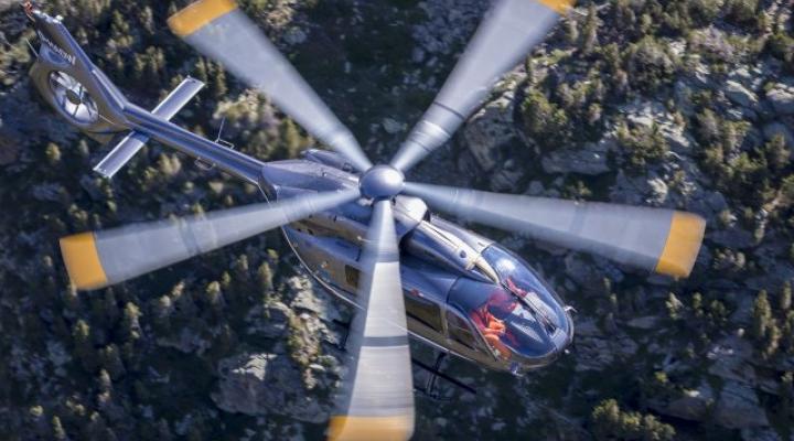 H145 z pięciołopatowym, bezłożyskowym wirnikiem głównym w locie - widok z góry (fot. Airbus Helicopters)