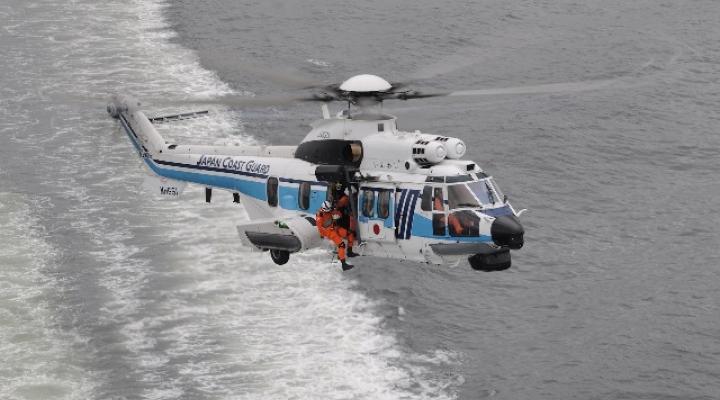 H225 należący do Japońskiej Straży Wybrzeża w locie nad morzem (fot. Airbus Helicopters/Anthony Pecchi)