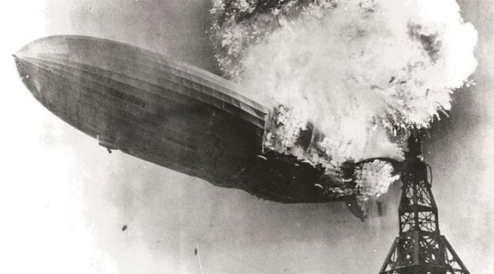 Hindenburg w płomieniach (fot. Gus Pasquerella/Domena publiczna/Wikimedia Commons)