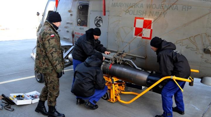 Przygotowanie do lotu śmigłowca pokładowego SH-2G (fot. kmdr ppor. Marcin Braszak)