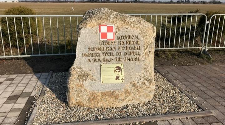 Okolicznościowy obelisk na lotnisku w Piotrkowie Trybunalskim poświęcony tragicznie zmarłym lotnikom (fot. azp.com.pl)