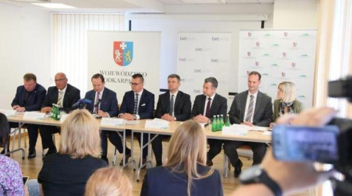 Spotkanie członków zarządu EME Aero z marszałkiem woj. podkarpackiego (fot. Daniel Kozik/Biuro prasowe UMWP)