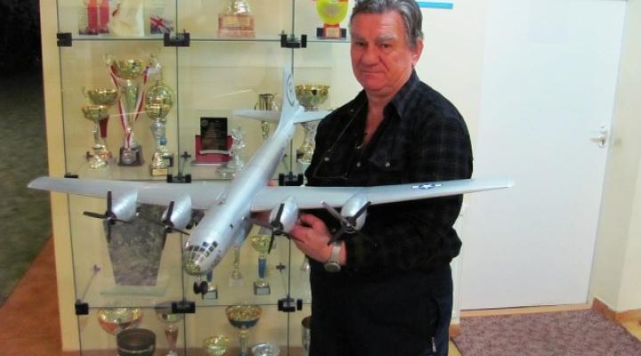 Czesław Trzemżalski z modelem kartonowym Boeinga B-29 „Enola Gay” (fot. Free Flight Krosno)